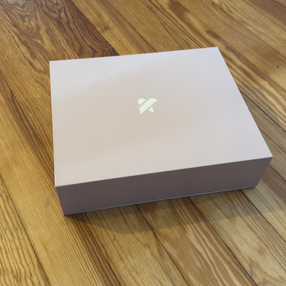 Olive and June Nail Polish Box with 11 nail polishes - Picture 2 of 3